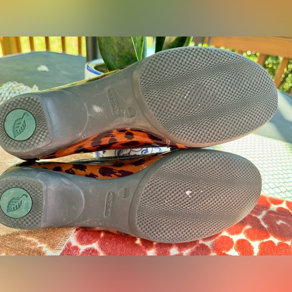 Animal Print Loafers w/ Chain detail Sz 8.5M - Picture 4 of 6